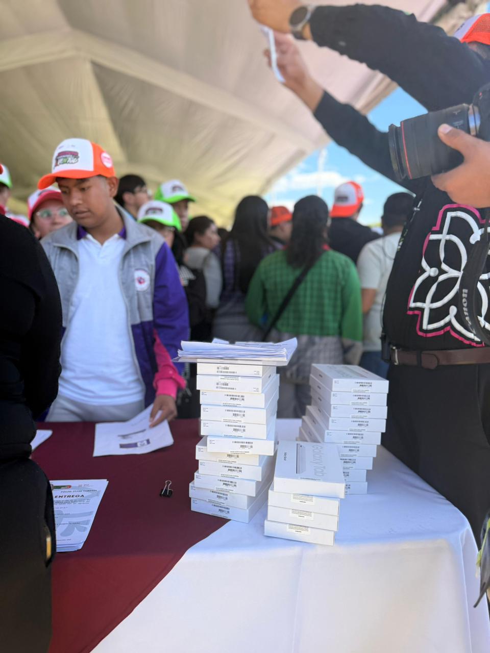 Más de 80 jóvenes de Huamantla reciben tabletas para fortalecer su educación